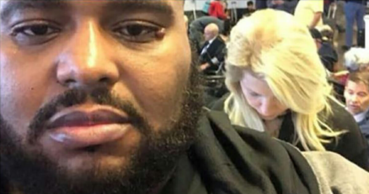 A woman was racist against a black man at the airport - his reaction was simply genius!