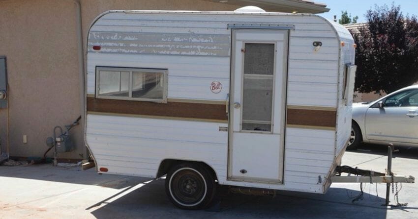 A bored mother bought a caravan for $1000 - four months later the makeover was complete!