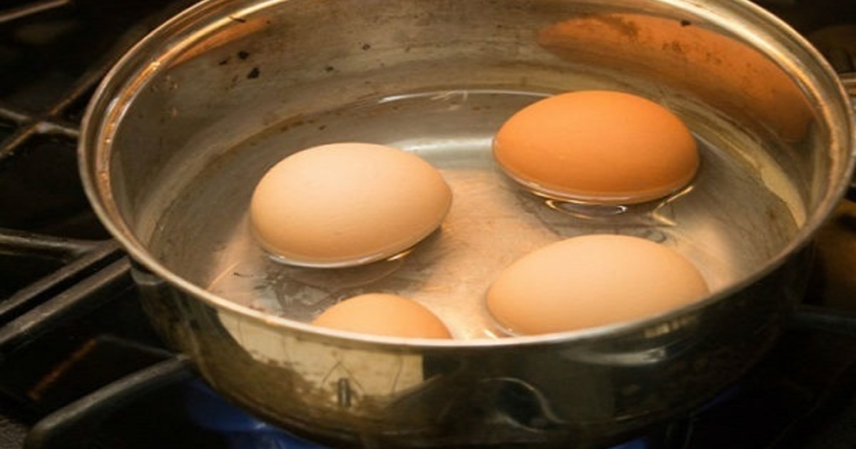 Add a teaspoon of baking soda the next time you cook hard boiled eggs - the reason is just brilliant!