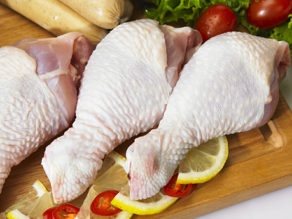 Experts warn: here is why you should never wash chicken before cooking it