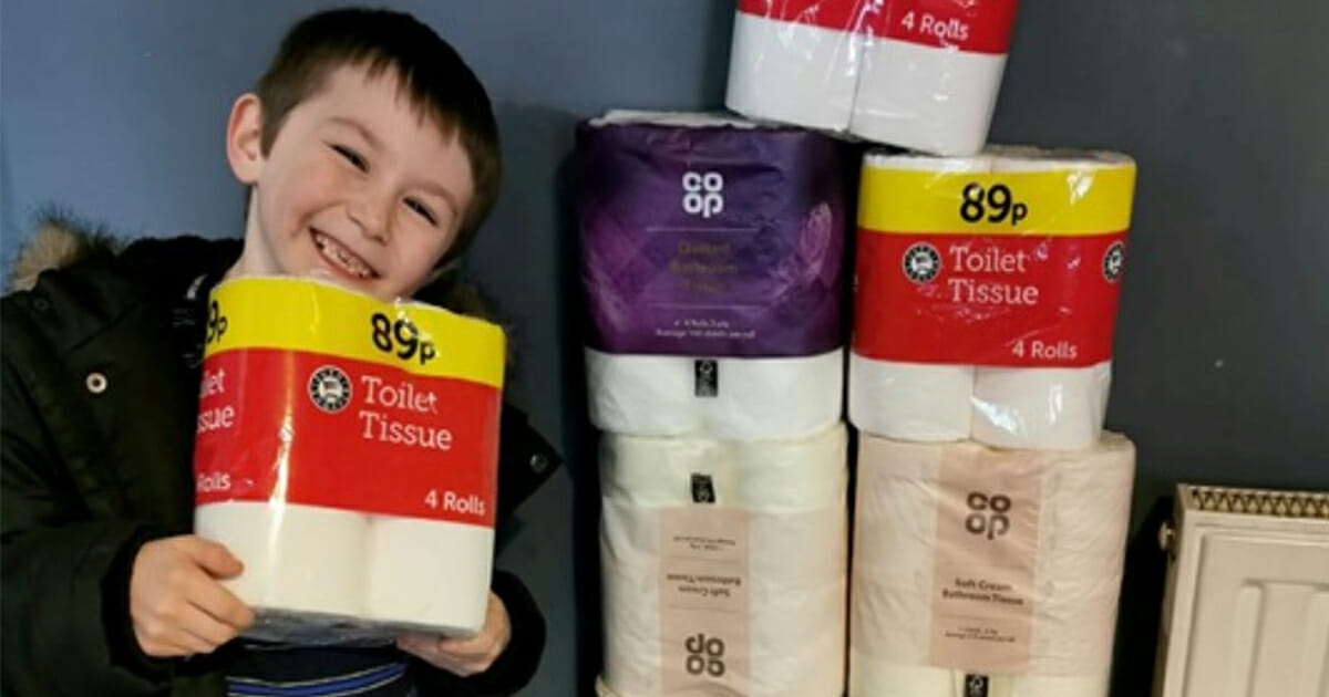 A 7-year-old used his pocket money to buy toilet papers for the elderly who are in isolation due to the coronavirus