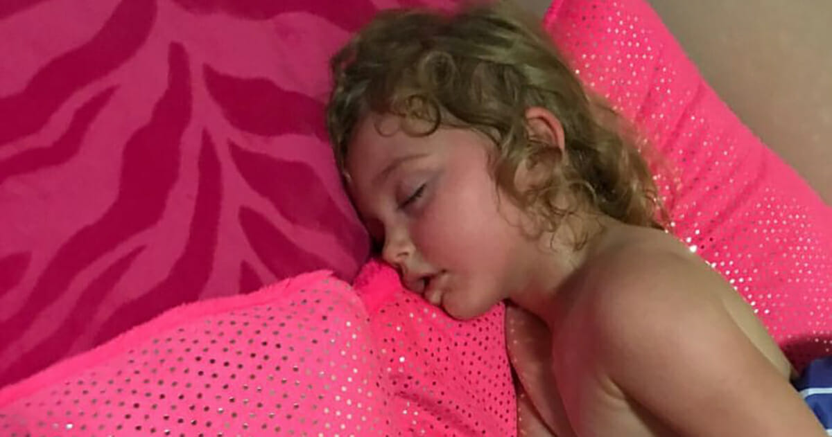 The girl refused to get up after lunch nap: when mom turned her around she realized the frightening truth