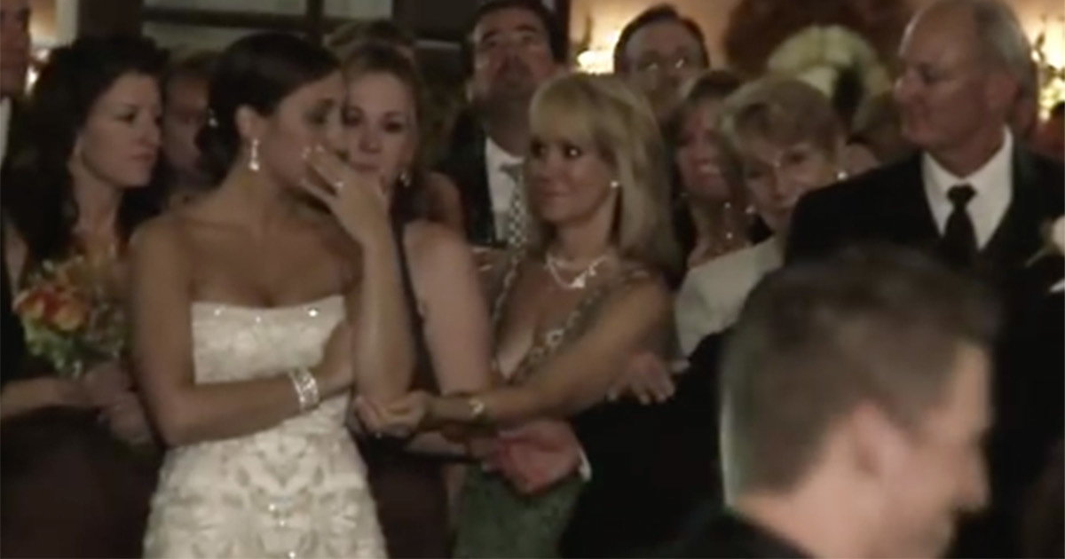 The bride watched her husband invite his mother to dance - the moving moment did not leave one eye dry