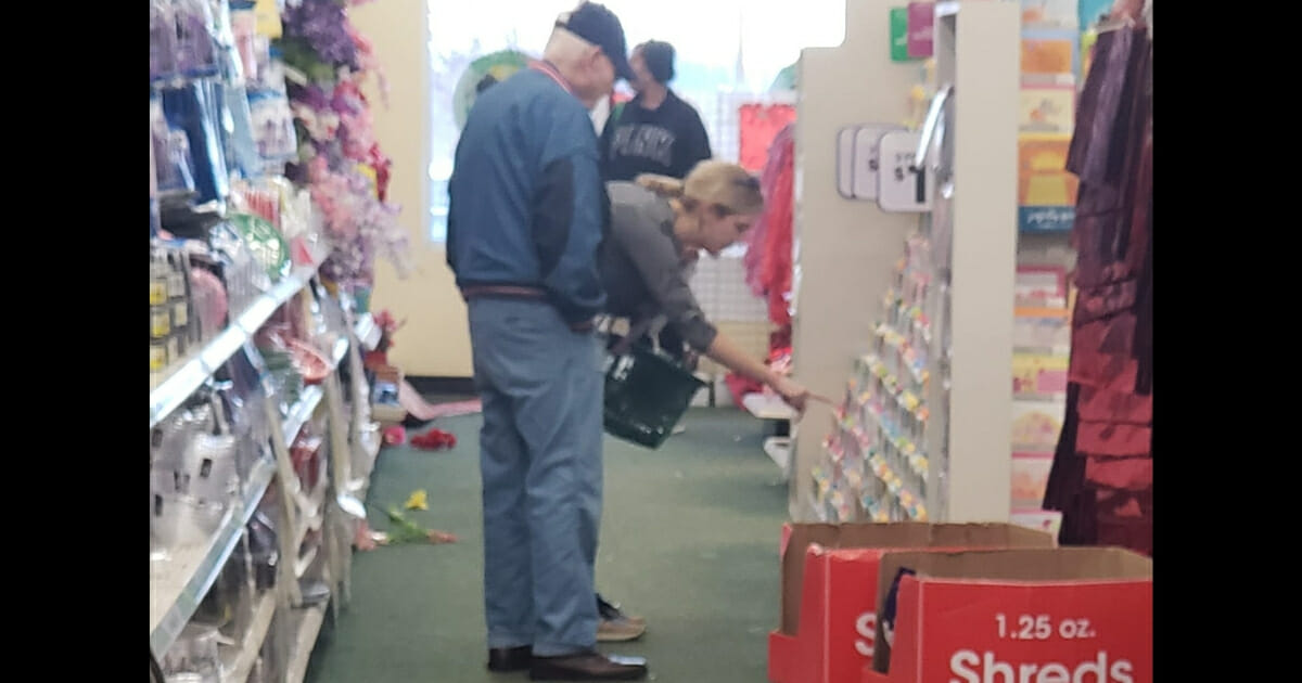 Woman heard an 85-year-old man say 9 words in a stock store, and the photo she took made headlines all over the world