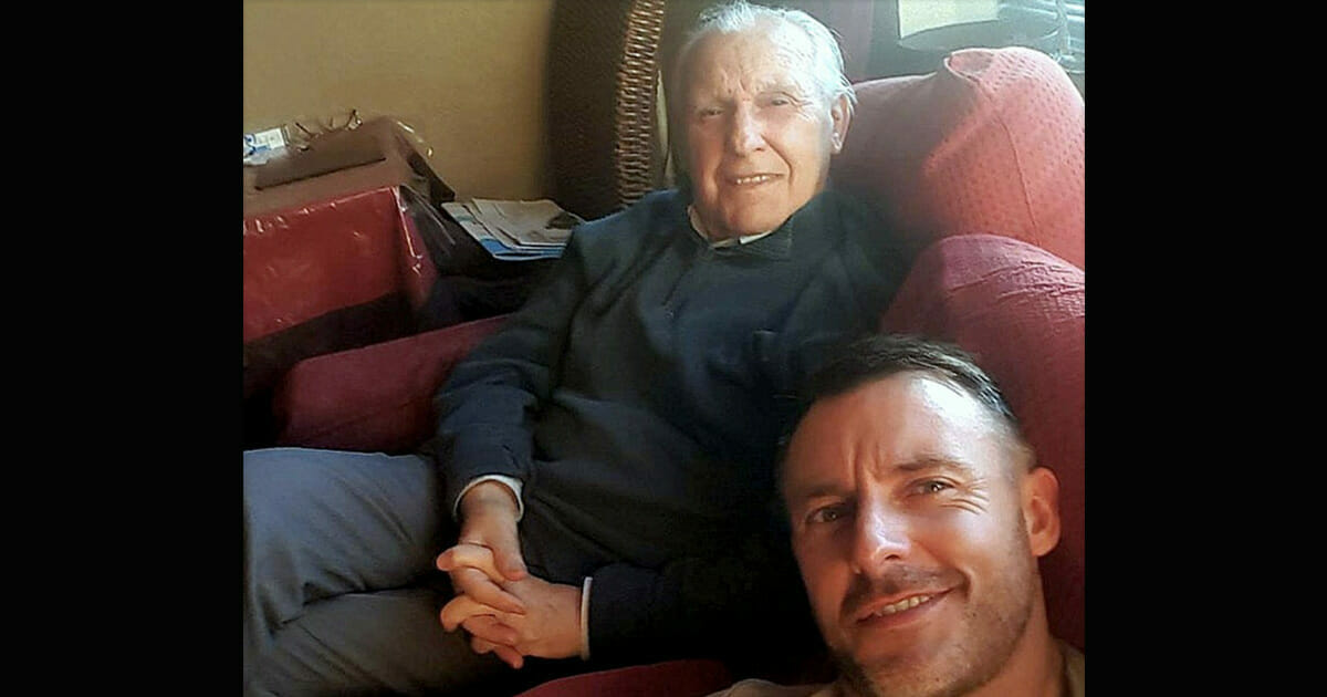 A father with Alzheimer's no longer recognizes his family. His son's genius idea gave him a second chance