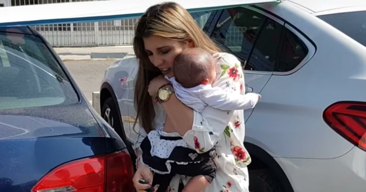 Mother left her baby locked inside a heated car in the sun, and went for a coffee - came back and realized the horrifying truth