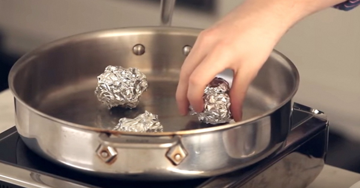 Chef threw aluminum foil balls into a deep frying pan. Revealed a genius trick that will change the way you cook
