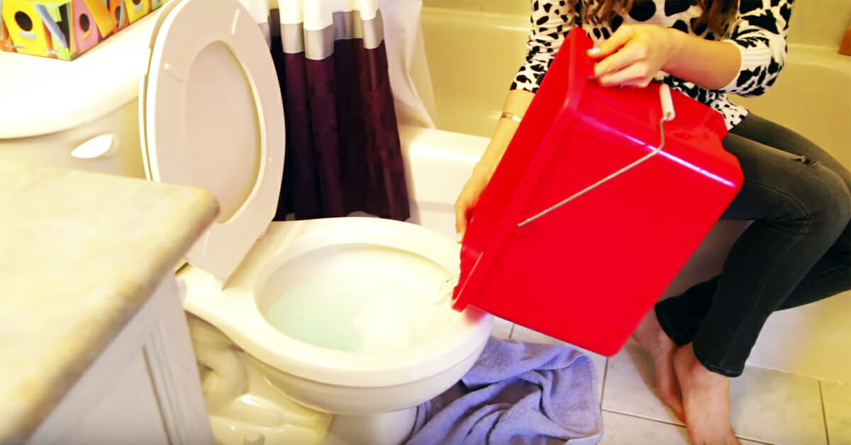 The toilet was clogged and I didn't have a pump at home - so my neighbor revealed this ingenious trick to me