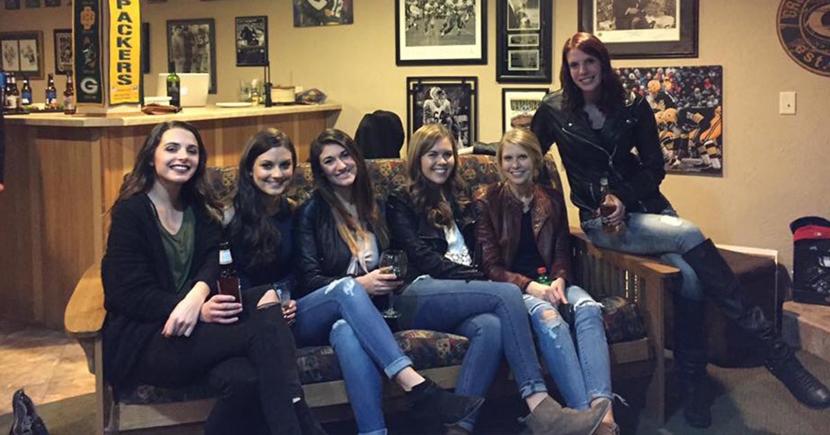 Six women are in the photo - but only five pairs of legs: The illusion that drove the internet crazy, and the solution is in front of your eyes