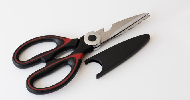 Have you been using these scissors for years? Turns out the metal 'teeth' between the handles have a surprising purpose